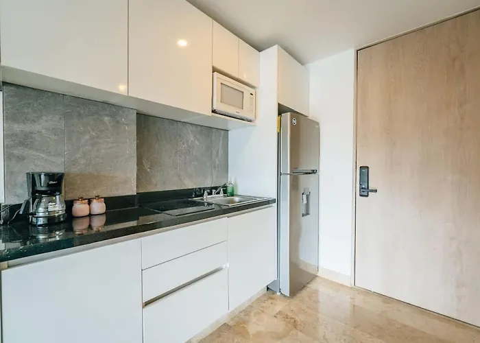 1 Bd Location! Gym, Pool Apartamento *