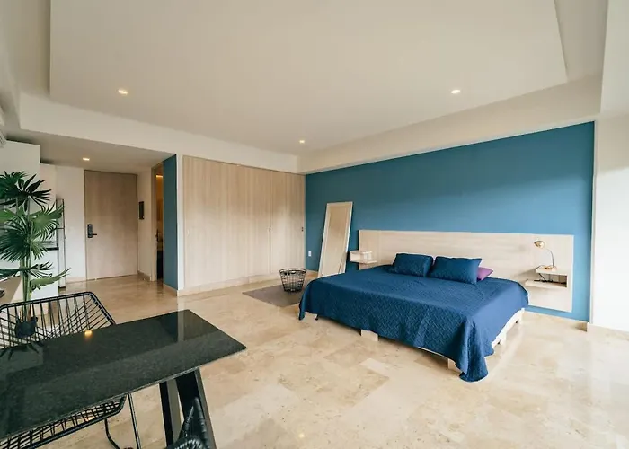 1 Bd Location! Gym, Pool *